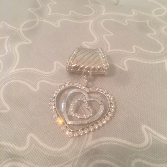 Scarf attachment. - Picture 1 of 3